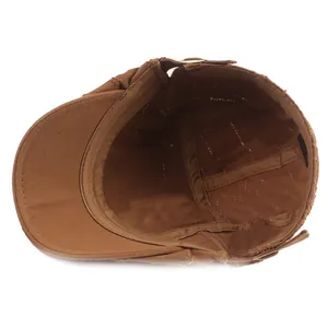 Vue intérieure d'un béret marron en coton vieilli avec boucle en métal et bande de confort