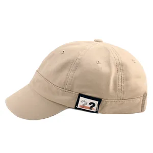 Casquette en coton kaki avec écusson point d'interrogation vue de profil net et précis