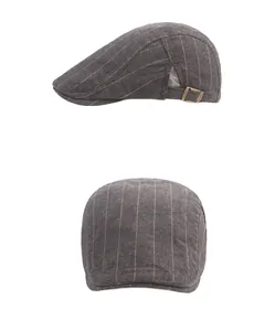 Gros plan détaillé de la casquette rayée gris foncé avec boucle métallique de réglage