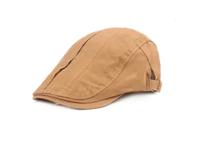 Détail d'une casquette plate kaki montrant le sergé de coton et la boucle réglable