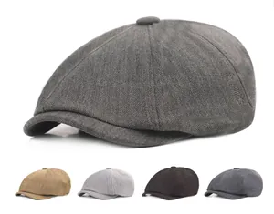 Vue détaillée montrant les variantes de couleurs et la texture à chevrons des casquettes