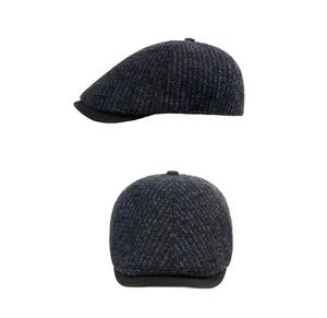Détails de la casquette plate en tweed bleu et noir avec visière et texture tricotée