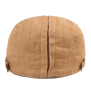 Détails de la casquette gavroche kaki foncé avec coutures verticales et boucle de réglage