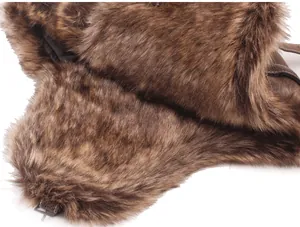Dettaglio della fodera in ecopelliccia marrone e cuciture in pelle sul cappello da pilota