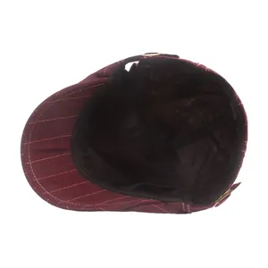 Béret rétro bordeaux à rayures avec doublure intérieure et boucle en métal doré chic