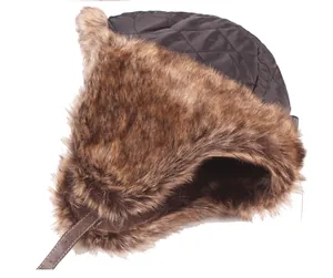 Dettaglio del cappello da aviatore invernale con tessuto trapuntato e pelliccia sintetica