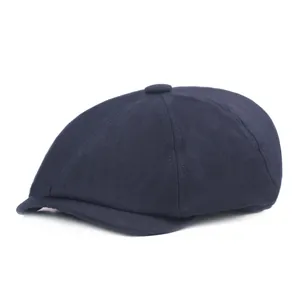 Détail de la casquette gavroche bleu marine avec motif à chevrons et bouton supérieur