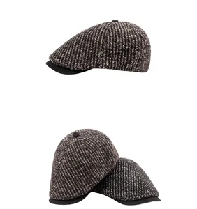 Texture détaillée du béret tricoté vintage en mélange de marron foncé et de beige