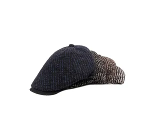 Détails de casquettes en maille tricotée en bleu marine, marron et motifs rayés