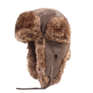 Dettaglio del cappello da aviatore marrone in ecopelle con fodera calda e paraorecchie