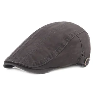 Béret classique marron foncé en sergé de coton avec boucle métallique de réglage latérale