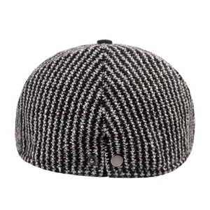 Béret tricoté en maille chinée grise avec boucle métallique de réglage à l'arrière