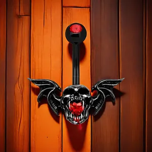 Détail du piercing nombril gothique avec crâne de chauve-souris noir et pierre rouge