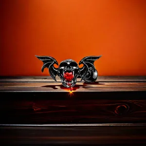 Bijou de piercing gothique avec crâne et ailes de diable sur un fond en bois sombre
