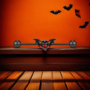 Vue détaillée du piercing industriel gothique avec ailes de chauve-souris noires