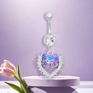 Primer plano de piercing para el ombligo con mariposa y circonitas púrpuras finas