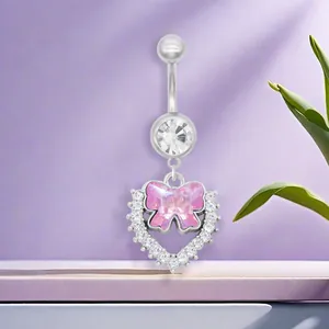 Vista detallada de piercing de ombligo de mariposa rosa con brillantes corazones de circón
