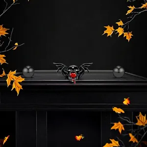 Crâne gothique noir avec ailes de chauve-souris et cristal cœur rouge pour Halloween