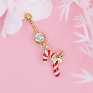 Detalle de piercing de ombligo navideño con bastón de caramelo y lazo dorado