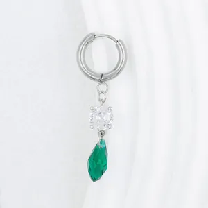 Detalle de pendiente con cristal de gota verde y piedra de circonita transparente