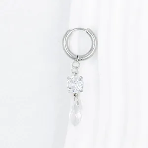 Vista detallada de aretes de gota plateados con circonita y colgante de cristal de pera