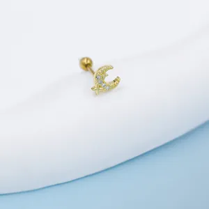 Makro-Detail des vergoldeten Stern- und Mondohrrings mit funkelnden Zirkonia-Steinen