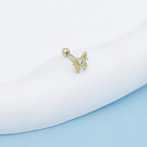Nahaufnahme eines Schmetterling-Ohrsteckers mit grüner Emaille und Zirkonia-Stein