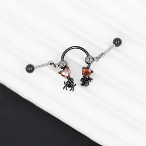 Details des gotischen Industrial-Piercings mit roten Herz-Zirkonen und Spinnenanhängern