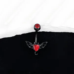 Détail d'un piercing de nombril cœur de démon noir avec ailes de chauve-souris et zircon