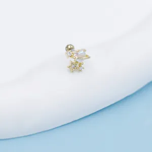 Nahaufnahme der goldenen Herz-Ohrstecker mit Zirkon-Stern und buntem Opal-Stein