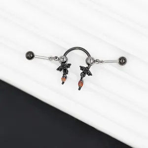 Makroaufnahme von Gothic Fledermaus Industrial Piercing mit orangem Zirkon auf Weiß