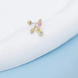 Detailansicht goldener Ohrring mit rosa Herz-Zirkon und Schmetterlingsschleife