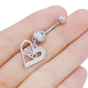 Dettaglio piercing ombelico a cuore in argento con incisione 520 e zircone