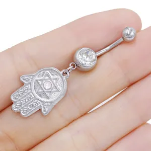 Dettaglio del piercing all'ombelico Mano di Fatima in argento con stella di David
