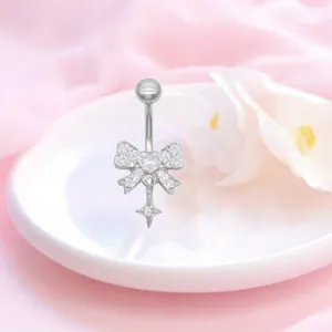 Makroaufnahme des G23 Titan-Bauchnabelpiercings mit Schleife und Herz-Zirkonia-Anhänger