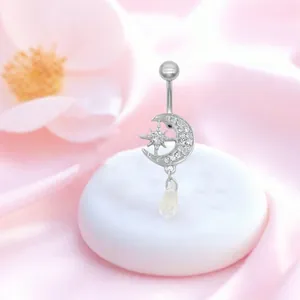 Detailansicht Bauchnabelpiercing mit Mond, Sternen und klarem Zirkonia-Anhänger
