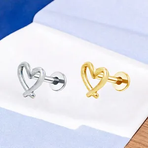 Detailansicht von hohlen Herz-Labret-Steckern aus gold- und silbernem Edelstahl