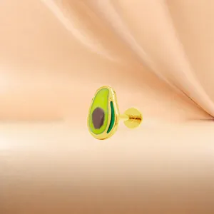 Makroansicht des vergoldeten Avocado-Piercings aus Edelstahl mit Emaille-Einlage