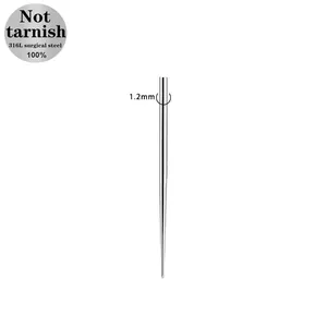 Macro-opname van een 1,2mm 316L chirurgisch stalen piercing-geleidenaald met glanzende afwerking