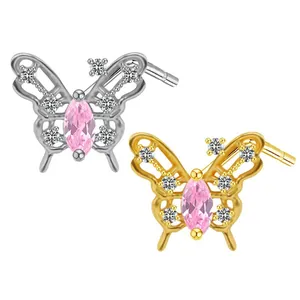 Vista dettagliata dei piercing al naso a farfalla con zircone rosa e cristalli in oro e argento