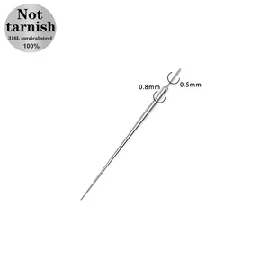 Macro-opname van 316L chirurgisch stalen piercingnaald met 0,8 mm en 0,5 mm markeringen
