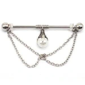 Detail van industrial piercing met zilveren ketting en witte imitatieparel hanger