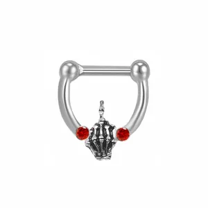Makro-Detail des Skeletthand-Septum-Rings mit roten Edelsteinen und Vintage-Silber-Finish