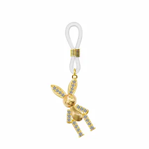 Vue détaillée d'un pendentif lapin doré avec zircon incrusté et connecteur en silicone
