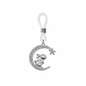 Détail d'un pendentif lune et lapin en argent avec zircon pour chaîne de lunettes