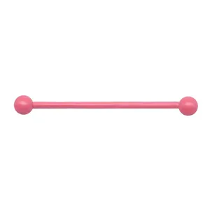 Vista detallada de un piercing industrial rosa con extremos esféricos lisos