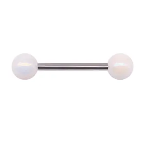Detalle de joyería para piercing tipo barbell con barra de acero pulido y perlas blancas