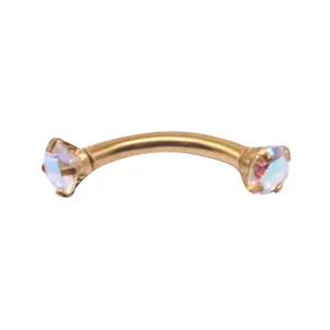 Piercing de barra curva dorada con gemas de opalo para ceja u ombligo sobre blanco