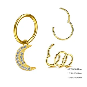 Dettaglio macro dell'anello piercing dorato con luna e specifiche delle misure