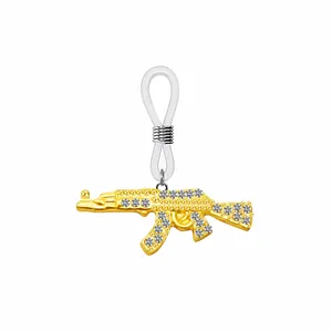 Pendentif fusil AK-47 doré avec zircons blancs pour cordon d'écouteurs sans fil